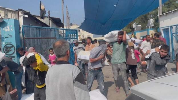 가자지구 남부 칸 유니스 근처 데이르 알발라의 유엔 팔레스타인 난민구호기구(UNRWA )의 물품 배분 센터에 난입한 이들이 말가루 등을 가져가고 있다. 데이르 알발라 AFP