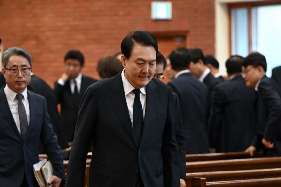 윤석열 대통령이 29일 서울 성북구 영암교회에서 이태원 참사 1주기 추도 예배를 드린 뒤 교회를 나서고 있다. 2023.10.29    대통령실 제공