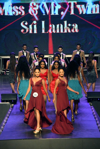 28일(현지시간) 스리랑카 콜롬보에서 열린 미스&미스터 쌍둥이 스리랑카 선발대회 참가자들이 무대에서 포즈를 취하고 있다. 신화 연합뉴스