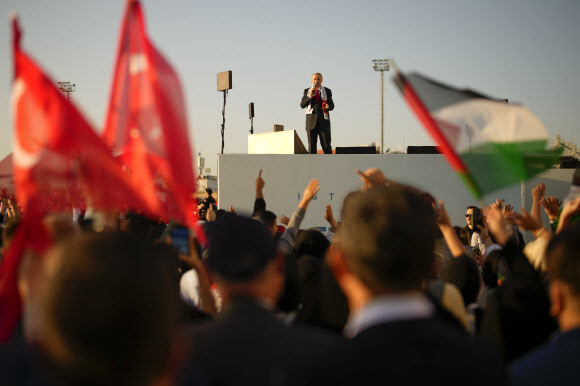 레제프 타이이프 에르도안 튀르키예 대통령이 28일(현지시간) 이스탄불에서 열린 팔레스타인 연대 시위에 직접 연단에 올라 연설하고 있다. 이스탄불 AP 연합뉴스