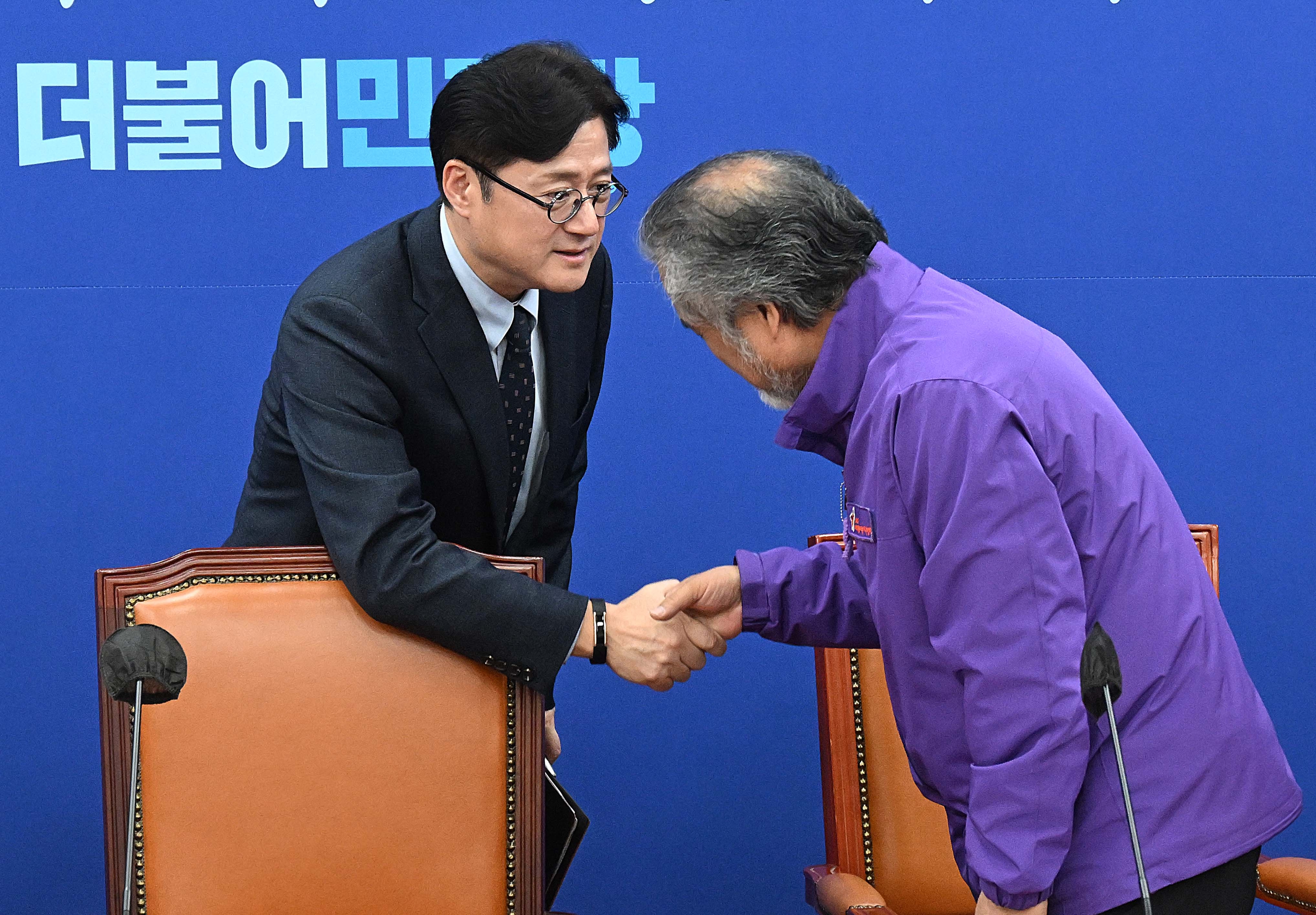 홍익표 더불어민주당 원내대표가 24일 서울 여의도 국회에서 이정민 이태원참사 유가족협의회 운영위원장과 인사하고 있다. 2023.10.24 오장환 기자