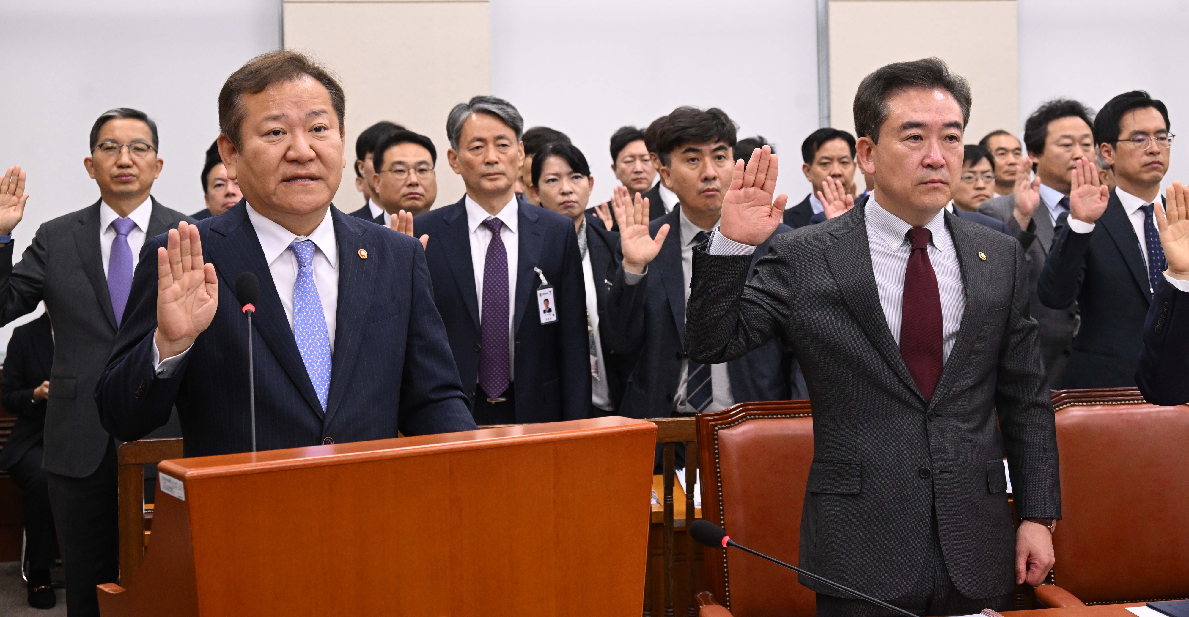 이상민 행정안전부 장관과 윤희근 경찰청장이 26일 국회 행정안전위원회 국정감사에서 증인선서를 하고 있다. 2023.10.26안주영 전문기자