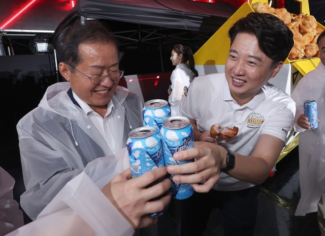 건배하는 홍준표(왼쪽) 대구시장과 이준석 전 국민의힘 대표. 연합뉴스