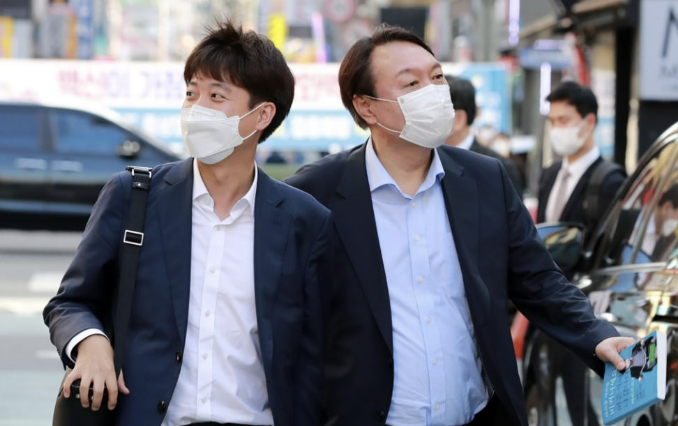 윤석열(오른쪽) 대통령과 이준석 전 국민의힘 대표가 윤 대통령 입당 전인 지난 2021년 7월 서울 광진구 건대 맛의거리에서 ‘치맥회동’을 하기 위해 음식점으로 향하는 모습.  연합뉴스