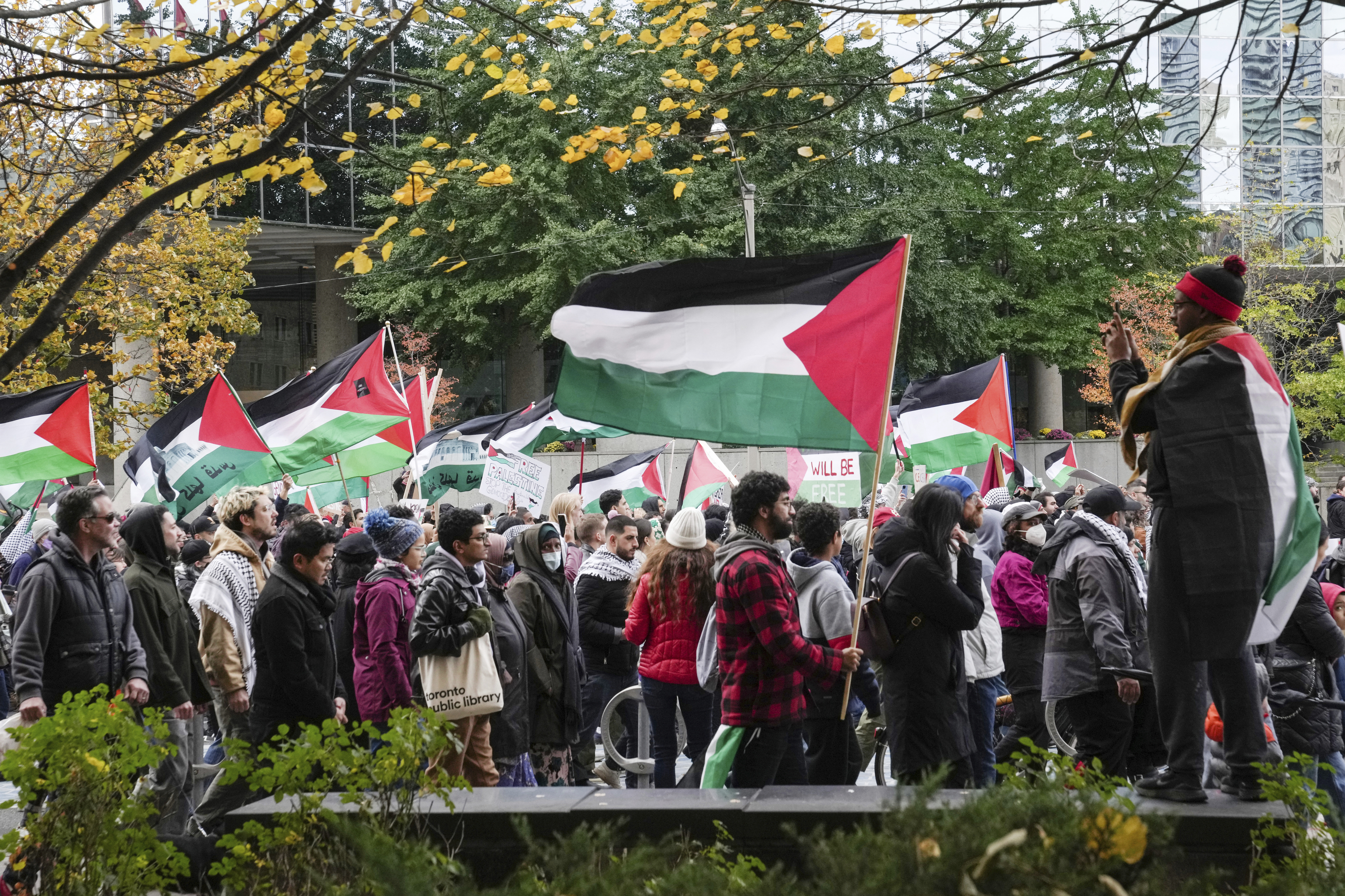 29일(현지시간) 캐나다 토론토에서 팔레스타인과 무장정파 하마스를 지지하는 시위대가 팔레스타인 국기를 든 채 행진하고 있다. 토론토 AP 연합뉴스