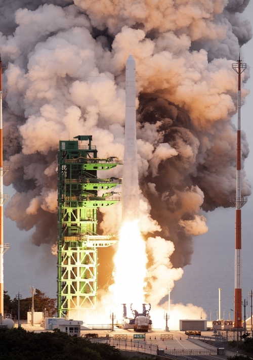 25일 오후 6시 24분 전남 고흥 나로우주센터에서 한국형 발사체 누리호가 8기의 위성을 싣고 힘차게 발사되고 있다. 과학기술정보통신부 제공