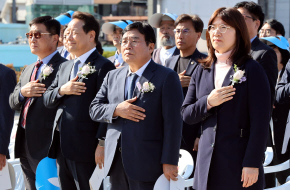 30일 오후 광주 동구 금남로 옛 전남도청에서 ‘옛 전남도청 복원사업 착공식’이 열려 장미란 문체부 제2차관(오른족)이 국기에 대해 경례를 하고 있다. 문화체육관광부는 5·18민주화운동의 성지인 옛 전남도청을 국민 화합의 장소로 복원할 계획이다. 2023.10.30 연합뉴스