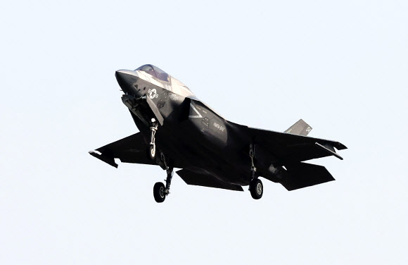 한미 연합공중훈련 ‘비질런트 디펜스’(Vigilant Defence)가 시작된 30일 경기도 평택시 주한미공군 오산기지에서 F-35B 전투기가 착륙하고 있다. 2023.10.30  연합뉴스