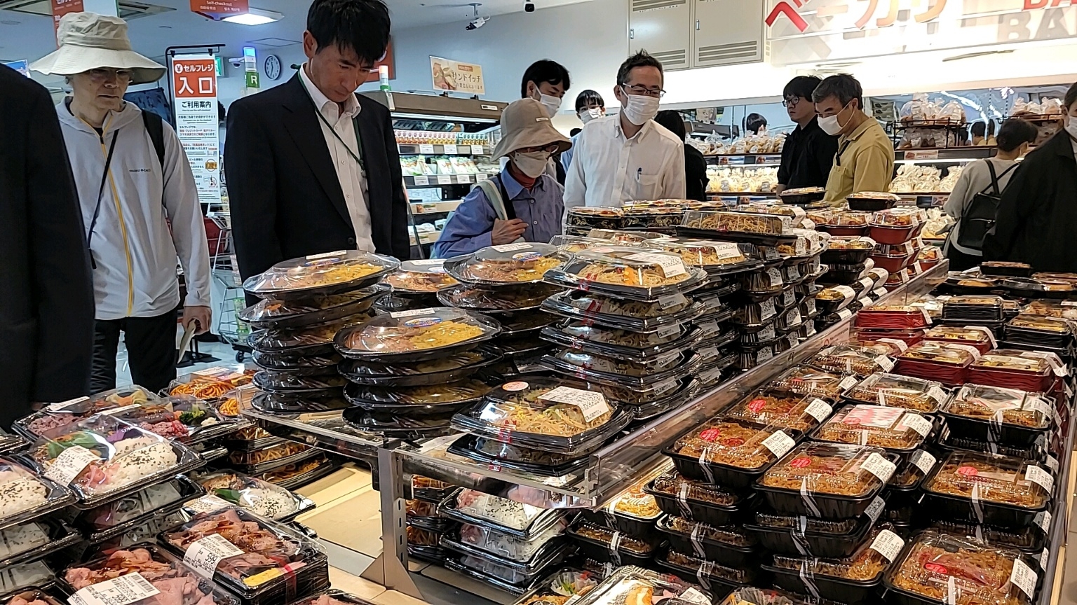 지난 23일 일본 도쿄 긴자의 저가형 할인마트인 오케이마트에서 직장인들이 가장 저렴하게는 299엔부터 하는 점심 도시락을 고르고 있다.