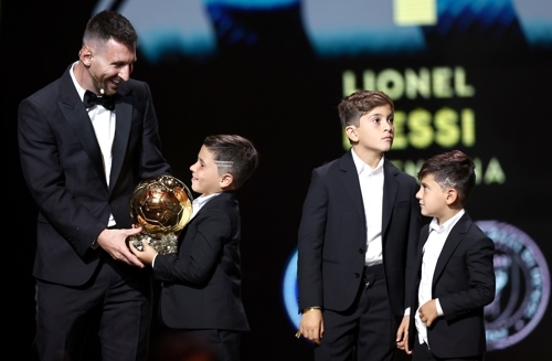 31일(한국시간) 생애 여덟 번째 발롱도르 트로피를 거머쥔 아르헨티나의 리오넬 메시가 자녀들과 함께 시상식 무대에 올라 기뻐하고 있다. 파리 EPA 연합뉴스