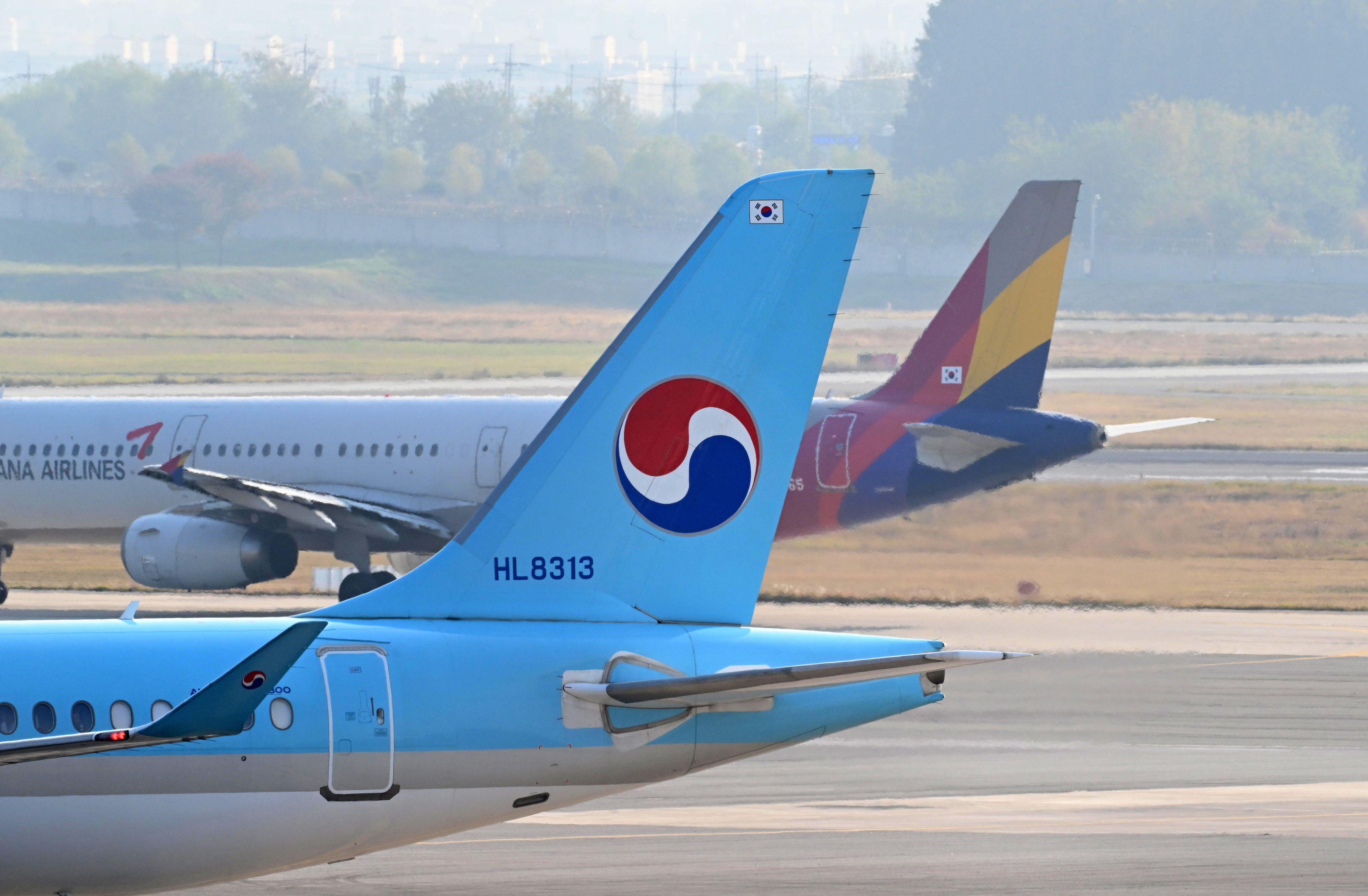 아시아나항공의 화물사업부의 매각 여부를 결정할 이사회가 열린 30일 오후 김포공항 국내선에 대한항공과 아시아나 비행기들이 보이고 있다. 2023.10.30. 도준석 기자