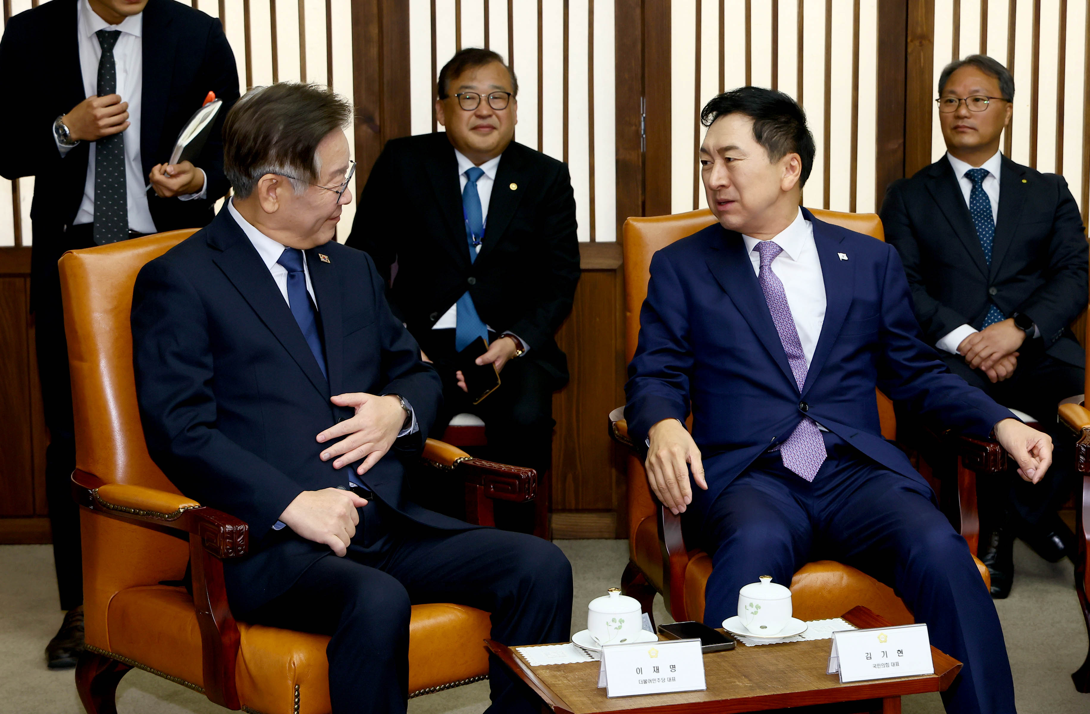 국민의힘 김기현 대표와 더불어민주당 이재명 대표가 31일 국회 의장실에서 윤석열 대통령과의 사전환담에 앞서 대화하고 있다.   2023.10.31 연합뉴스