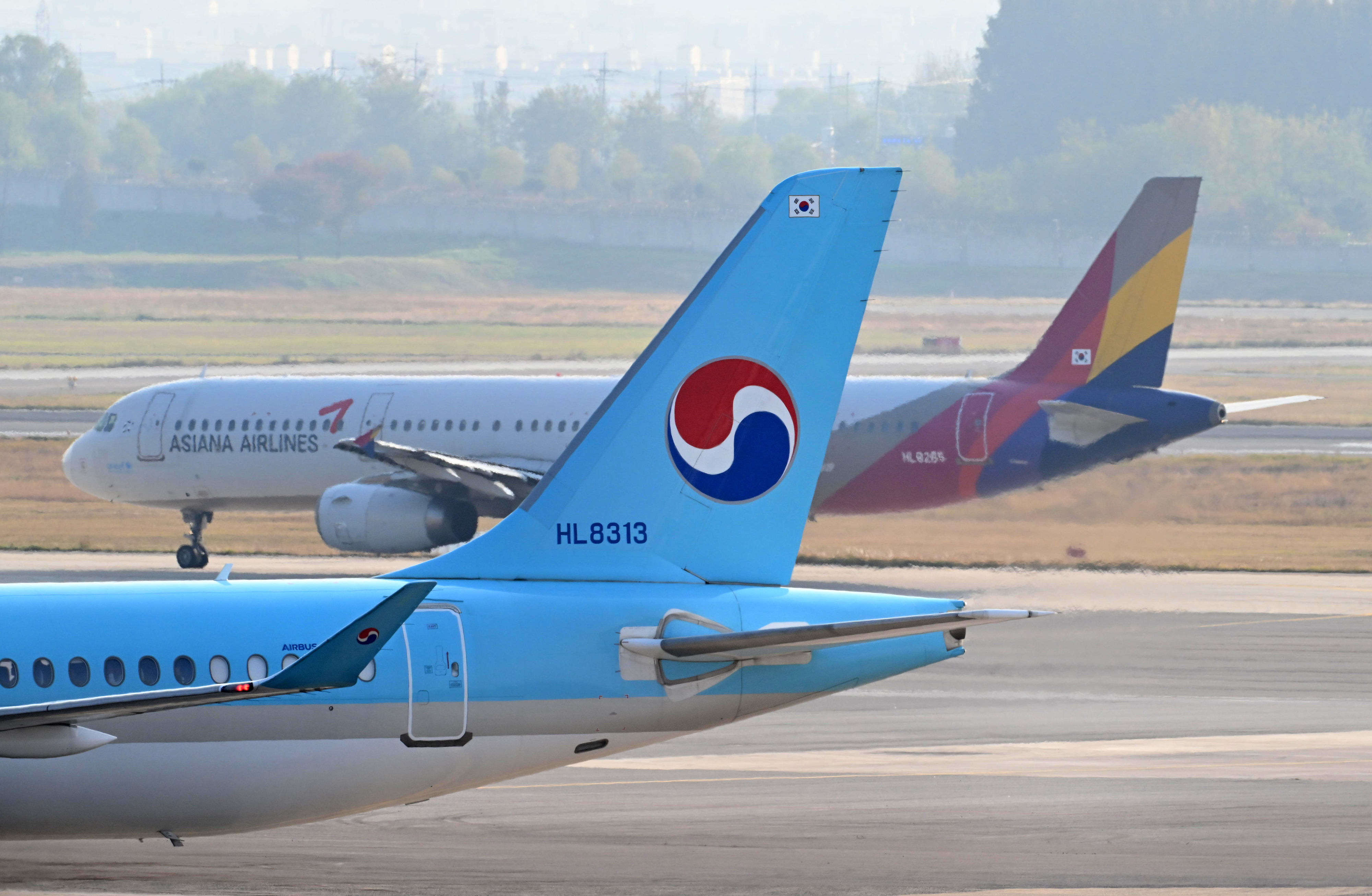 아시아나항공의 화물사업부의 매각 여부를 결정할 이사회가 열린 30일 오후 김포공항 국내선에 대한항공과 아시아나 비행기들이 보이고 있다. 2023.10.30. 도준석 기자