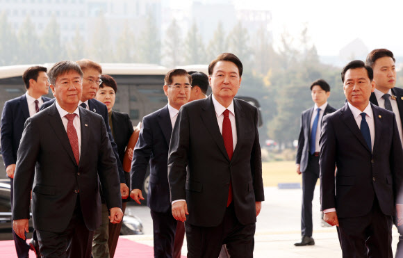 윤석열 대통령이 31일 국회에서 열리는 2024년도 예산안 및 기금운용계획안 시정 연설을 위해 도착하고 있다.   2023.10.31  연합뉴스