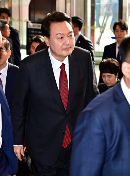 윤석열 대통령이 31일 오전 내년도 정부 예산안에 대한 시정연설을 하기 위해 서울 여의도 국회로 들어서고 있다. 2023.10.31  공동취재