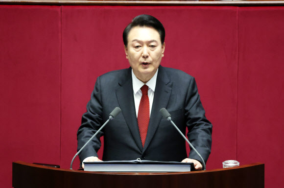 윤석열 대통령이 31일 국회 본회의에서 2024년도 예산안 및 기금운용계획안에 대해 시정연설을 하고 있다.   2023.10.31  연합뉴스