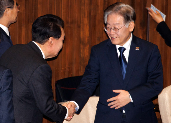 윤석열 대통령이 31일 국회에서 2024년도 예산안 및 기금운용계획안 시정 연설 전 더불어민주당 이재명 대표와 인사하고 있다. 2023.10.31  공동취재