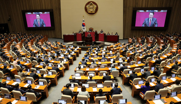 윤석열 대통령이 31일 서울 여의도 국회 본회의장에서 2024년도 예산안에 대한 시정연설을 하고 있다. 2023.10.31  공동취재