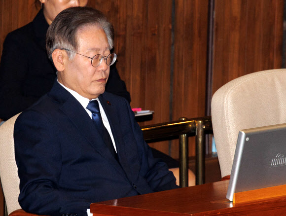 더불어민주당 이재명 대표가 31일 국회 본회의에서 윤석열 대통령 시정연설을 듣고 있다. 2023.10.31  공동취재