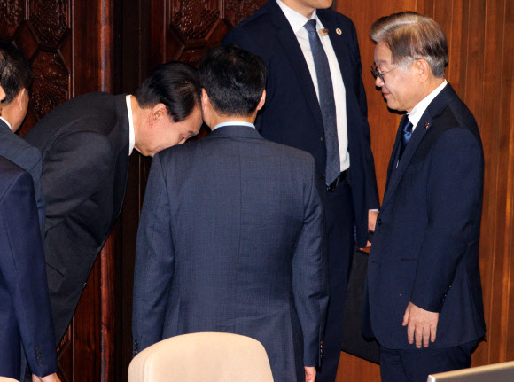 윤석열 대통령이 31일 국회 본회의장에서 시정연설을 마치고 퇴장하며 더불어민주당 이재명 대표와 인사하고 있다. 2023.10.31  공동취재