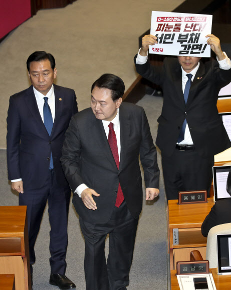 윤석열 대통령이 31일 국회 본회의장에서 시정연설을 마치고 퇴장하고 있다. 오른쪽 피케팅하는 이는 진보당 강성희 의원. 2023.10.31  공동취재