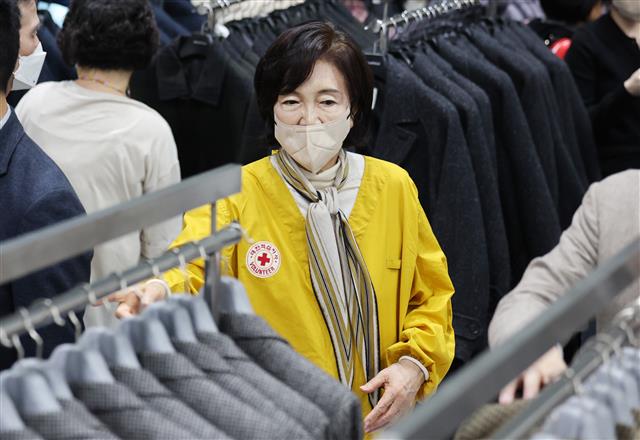 적십자 가운 입은 홍라희 여사