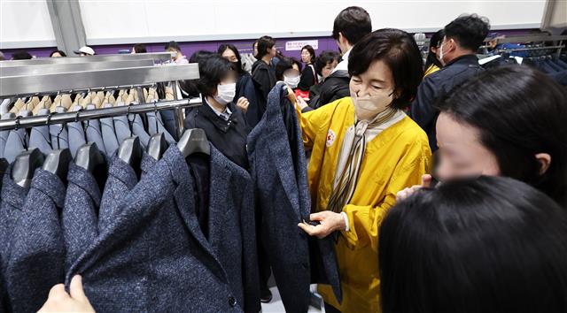 상품 설명하는 홍라희 여사