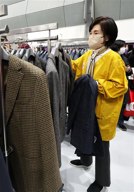 2023 적십자 바자 행사 찾은 홍라희 여사
