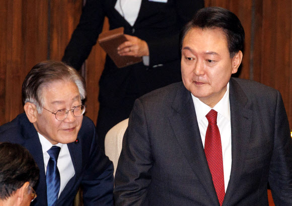 윤석열 대통령이 31일 오전 서울 여의도 국회에서 열린 내년도 예산안에 대한 정부의 시정연설에 참석하고 있다. 왼쪽은 이재명 더불어민주당 대표. 2023.10.31  공동취재
