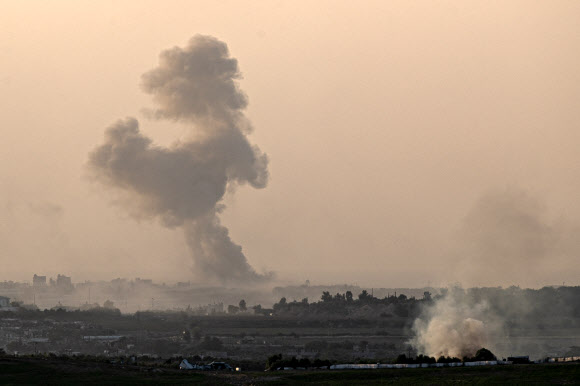 이스라엘 공습으로 연기 피어오르는 가자지구