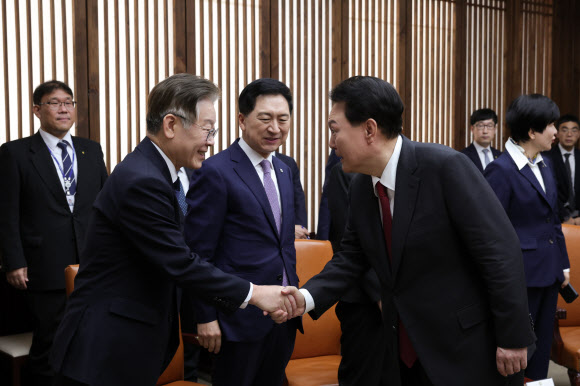 2024년도 예산안 및 기금운용계획안 대통령 시정연설을 위해 국회를 찾은 윤석열 대통령이 31일 국회 의장실에서 열린 국회 의장단, 여야대표, 5부 요인과의 사전 환담에서 더불어민주당 이재명 대표와 인사하고 있다.   2023.10.31   대통령실 제공