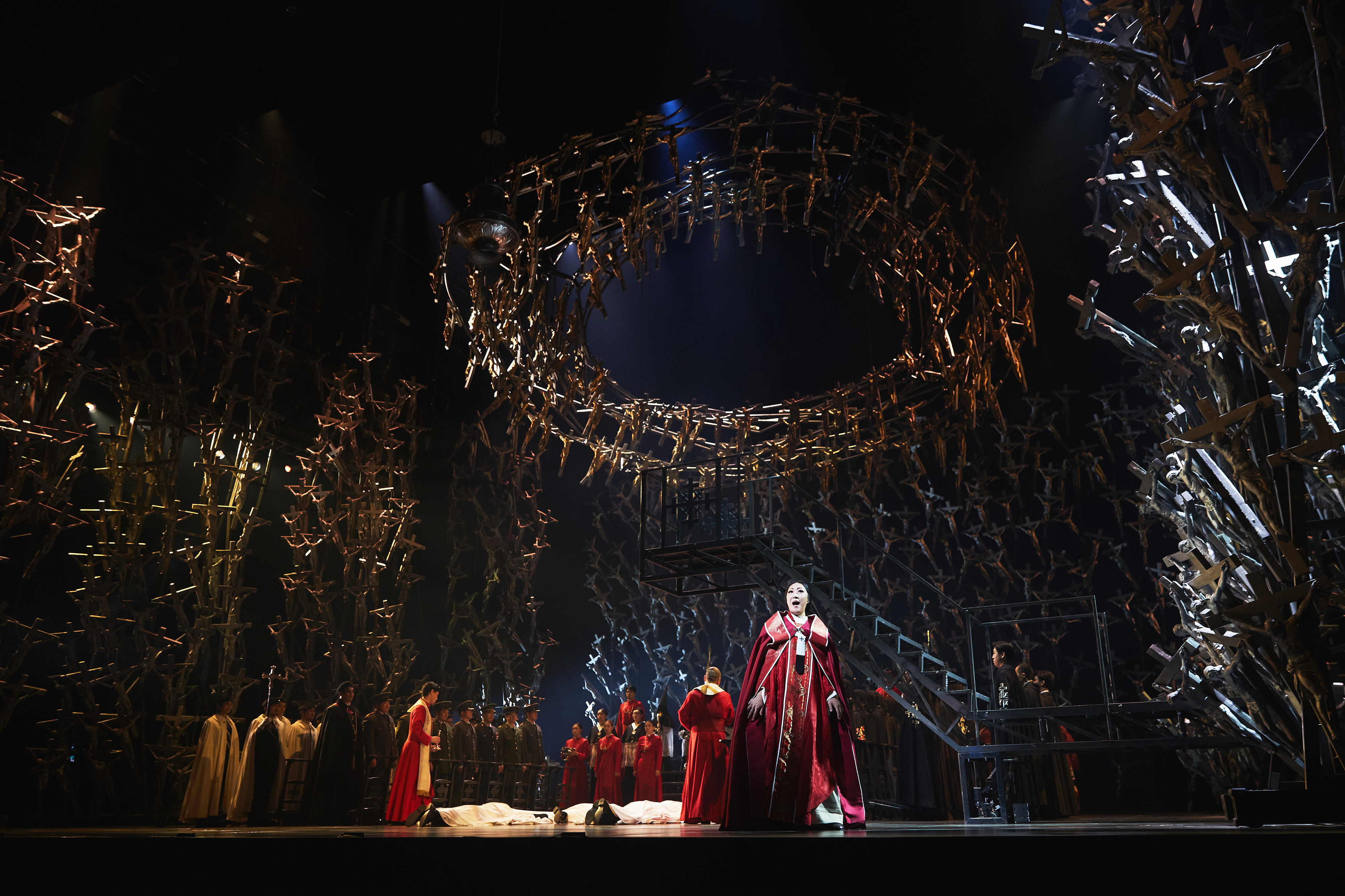 오페라 ‘노르마’ 무대 연출. 3500개의 거대한 십자가가 빼곡한 가운데 무대 위쪽에 가시 면류관 모양을 한 십자가들이 보인다. 예술의전당 제공