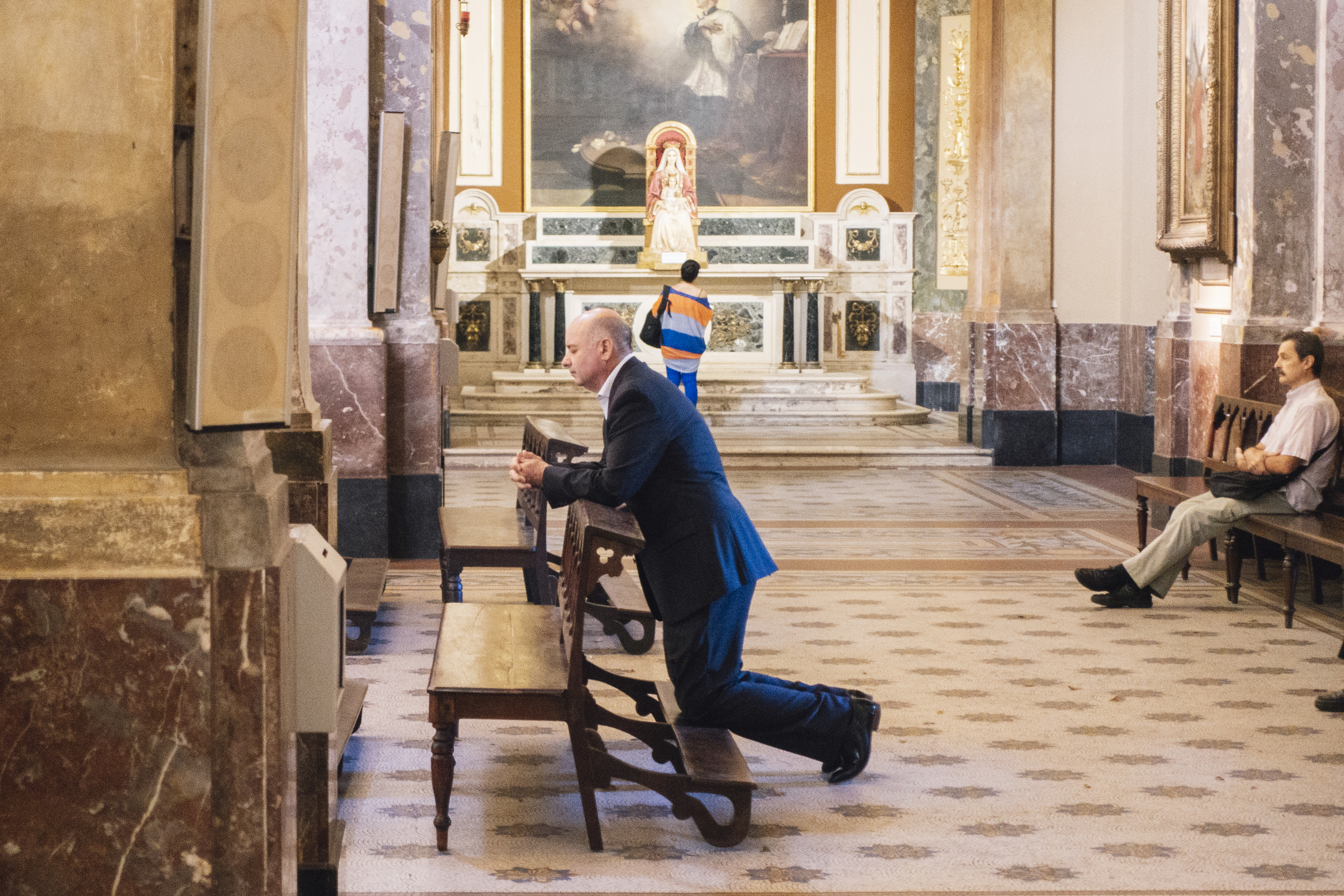 프란치스코 교황이 교황 부임 전에 재직했던 부에노스아이레스 대성당에서 한 남성이 장궤를 하고 기도하고 있다. 류재민 기자