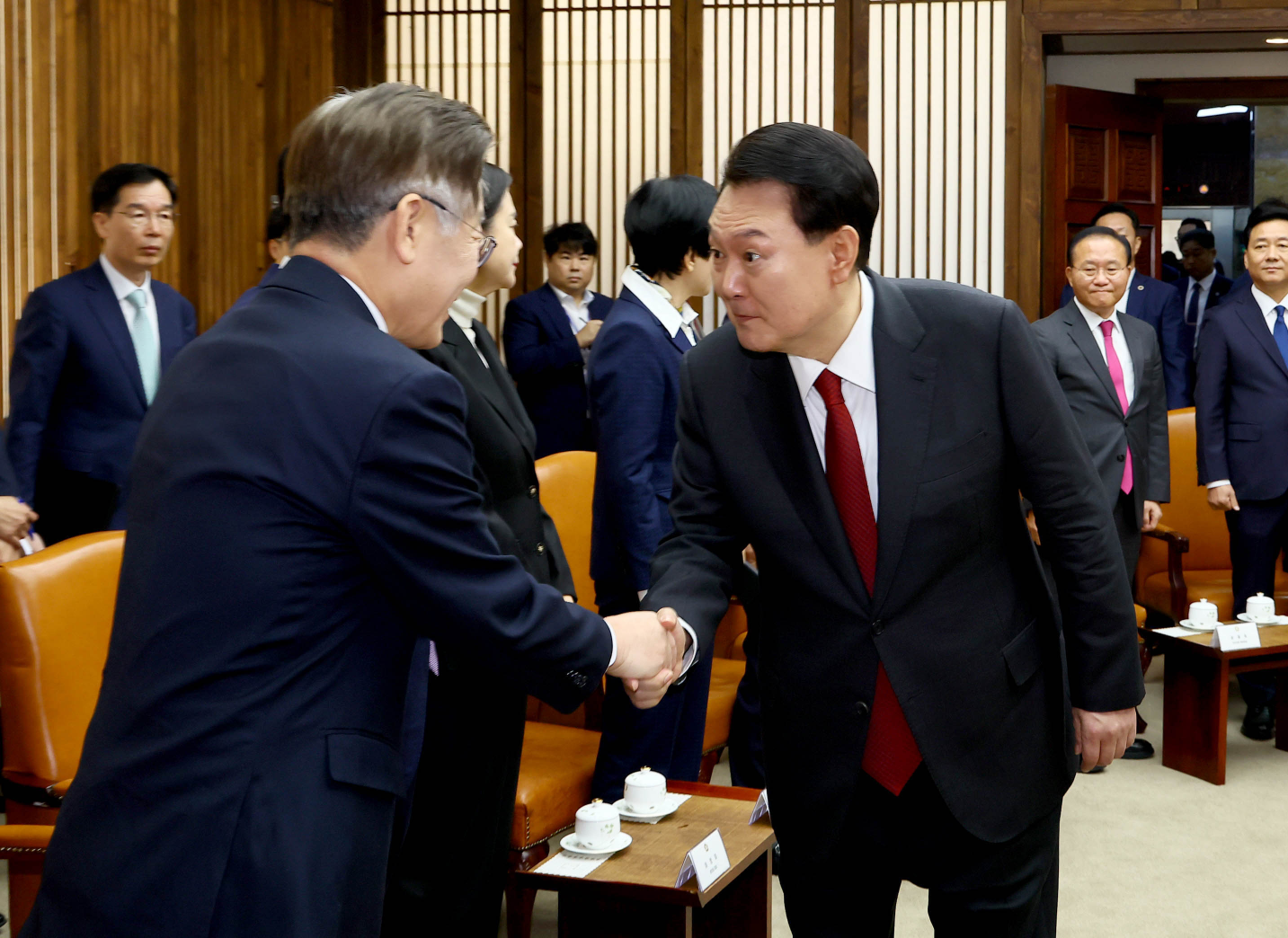 “오랜만입니다” 눈 맞추며 악수