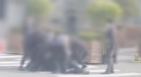 용산 대통령실 앞에서 70대 남성 흉기 난동...경찰관 2명 부상 출처 : 시청자 제보