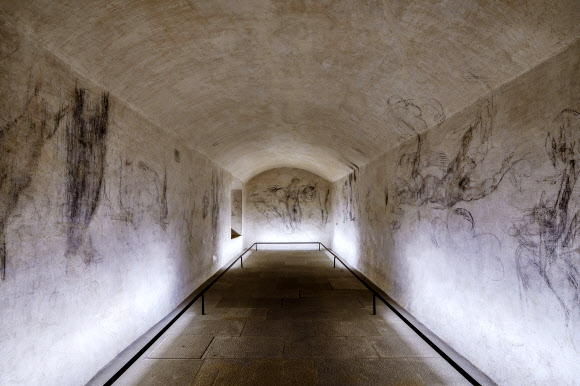 이탈리아 피렌체의 메디치 예배당 지하에서 1975년 발견된 ‘비밀의 방’ 벽에 섬세한 목탄 그림들이 그려진 것이 31일(현지시간) 눈에 들어온다. 이 방은 아주 제한적인 방식으로 오는 15일부터 내년 3월 30일까지 처음으로 일반에 공개된다. 피렌체 AP 연합뉴스