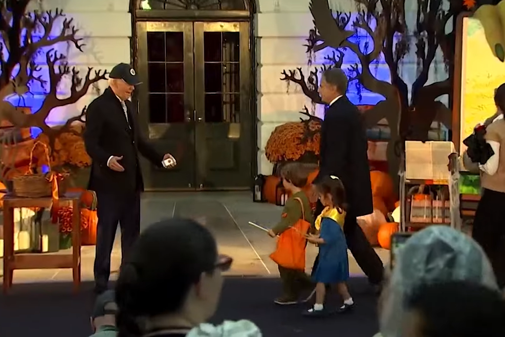 지난 30일(현지시간) 미국 백악관 핼러윈데이 행사에 토니 블링컨(오른쪽) 미 국무장관이 우크라이나가 연상되는 복장을 한 아들과 딸을 데리고 참석하고 있다. 왼쪽은 이들을 맞는 조 바이든 대통령. 영국 매체 인디펜던트 유튜브 캡처