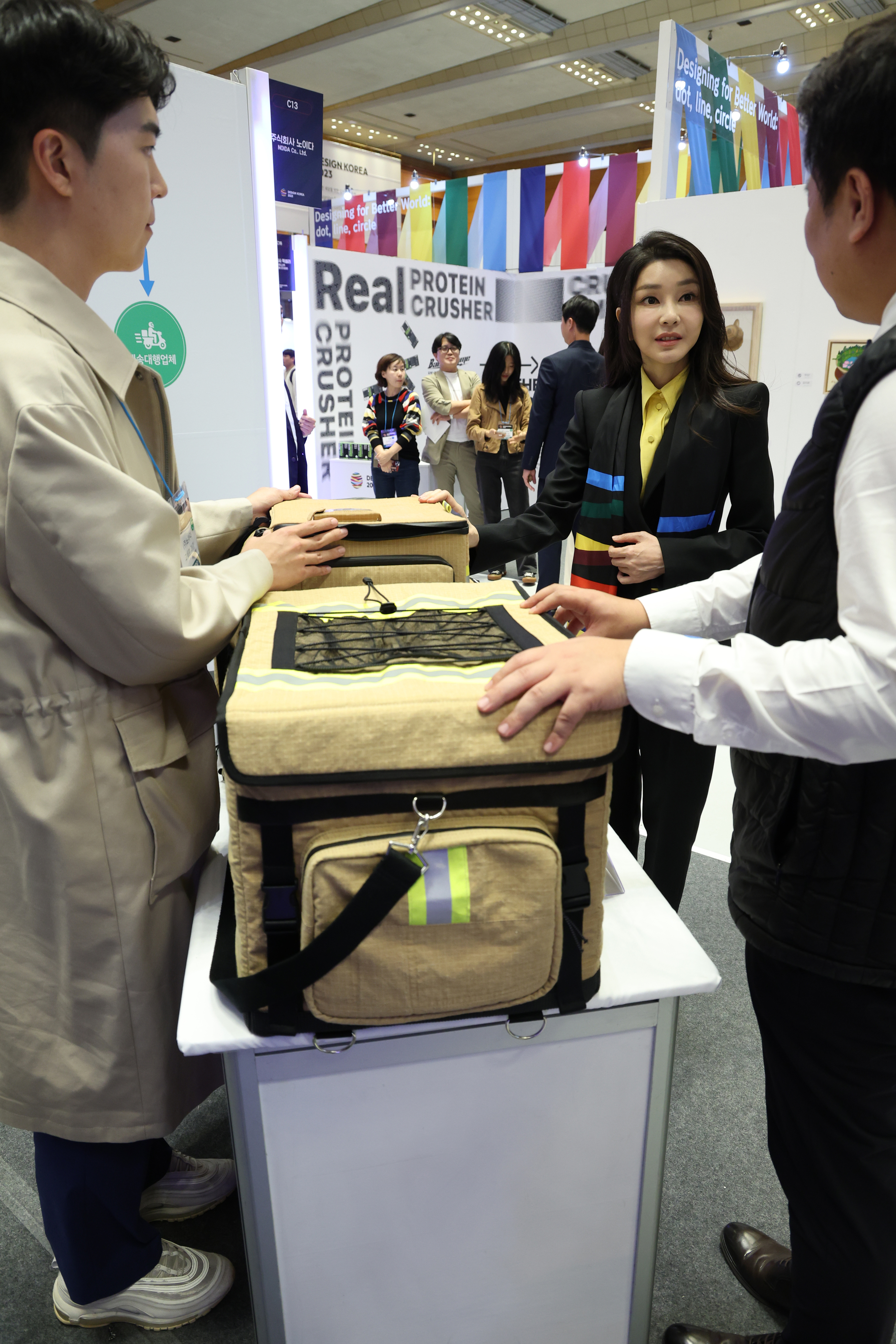김건희 여사가 1일 서울 강남구 코엑스에서 열린 디자인코리아 2023 개막식에서 버려진 방화복을 업사이클링한 가방 제품을 살펴보고 있다. 연합뉴스