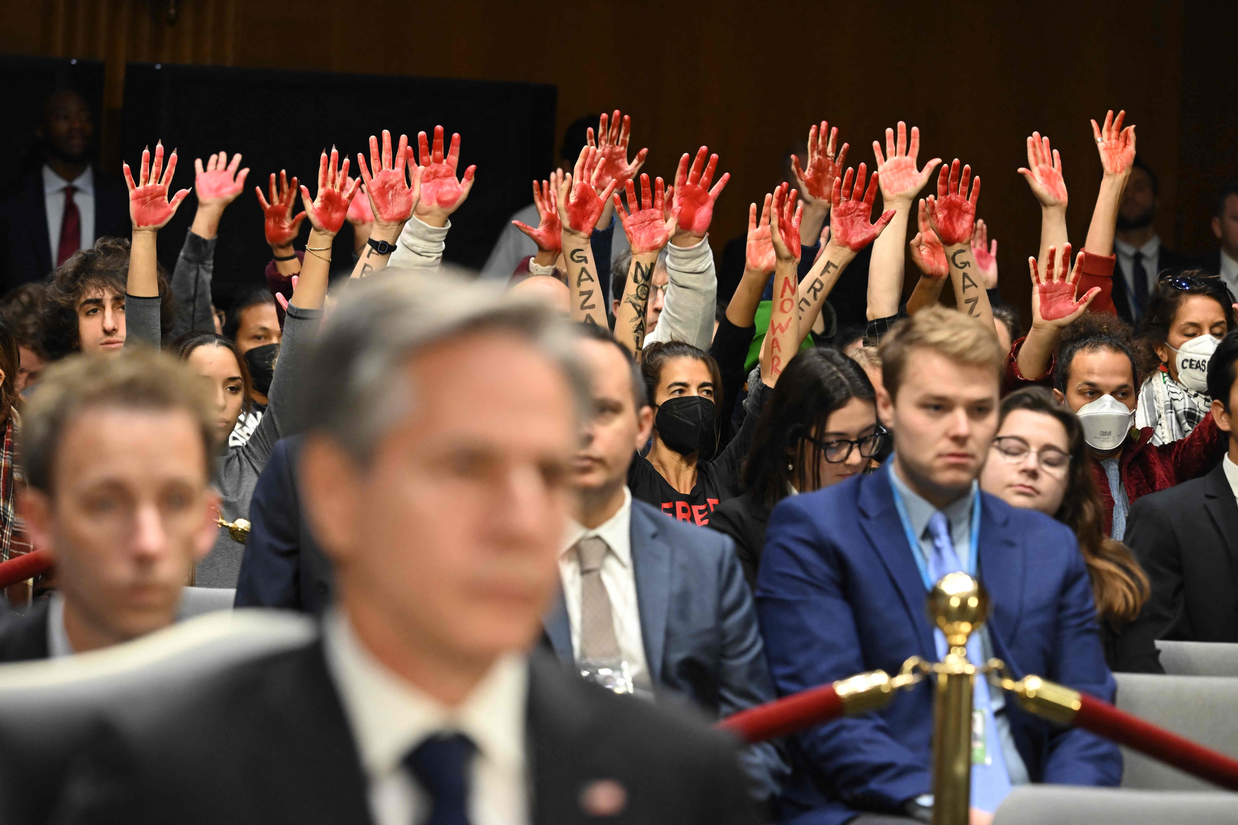 “전쟁 멈춰라” 美의회서 붉은 손바닥 시위