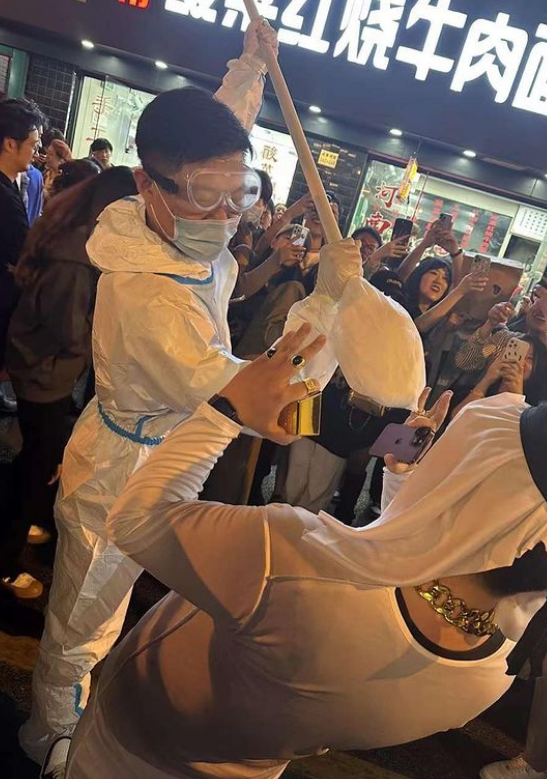 코로나 방역요원 복장을 한 중국 핼러윈 참가자가 대형 면봉을 들고 축제를 즐기고 있다. 인스타그램 캡처