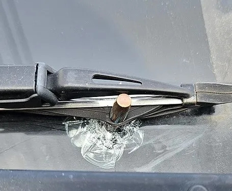 지난달 24일 경기 포천시에서 도로를 달리는 승용차에 총알이 날아와 박힌 모습. 포천경찰서 제공