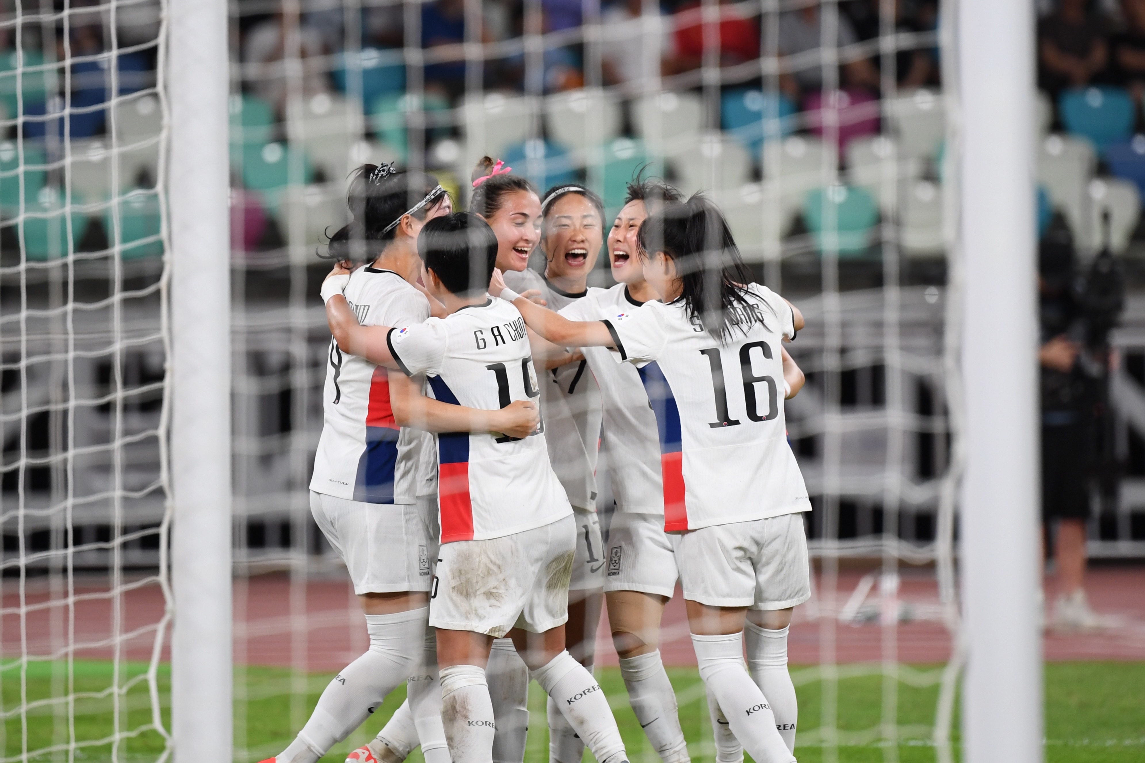 심서연 등 한국 여자축구 대표팀 선수들이 1일 열린 2024 파리올림픽 여자축구 아시아 2차예선 B조 조별리그 중국과의 3차전에서 선제골을 넣은 뒤 기뻐하고 있다. 신화 연합뉴스