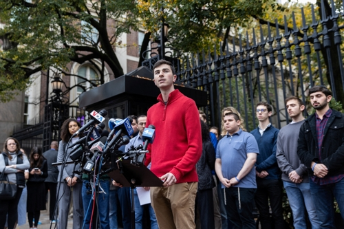 컬럼비아대 유대계 학생들이 지난 30일 교정에서 반유대주의로 피해를 입은 학생에 대한 학교의 지원을 요청하고 있다. 뉴욕 로이터 연합뉴스