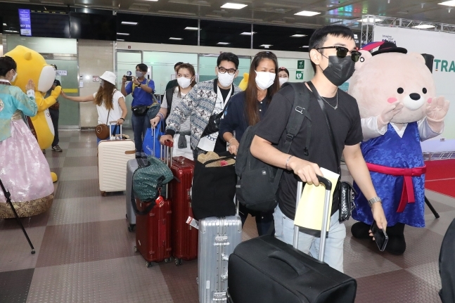 지난해 6월 대구국제공항으로 태국 현지 여행업체 관계자와 인플루언서 등 단체 관광객이 입국하고 있다. 뉴스1