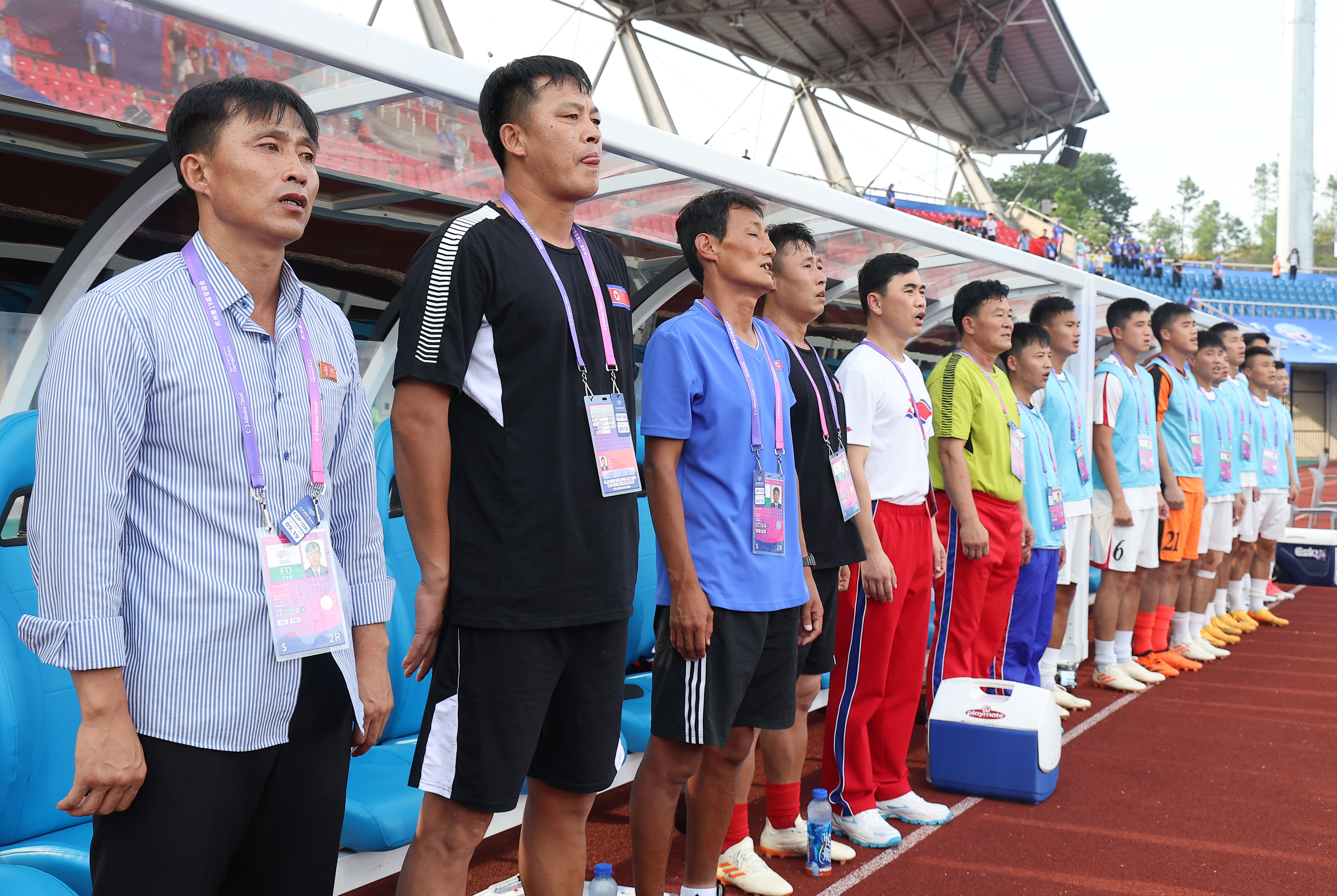 국가 부르는 북한 축구 신용남 감독