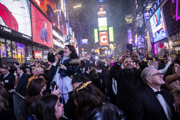 지난 2022년 1월 1일(현지시간) 미국 뉴욕 타임스스퀘어에서 새해맞이 행사 ‘볼 드롭’(Ball Drop)에 참가한 시민들이 환호하고 있다. 연합뉴스