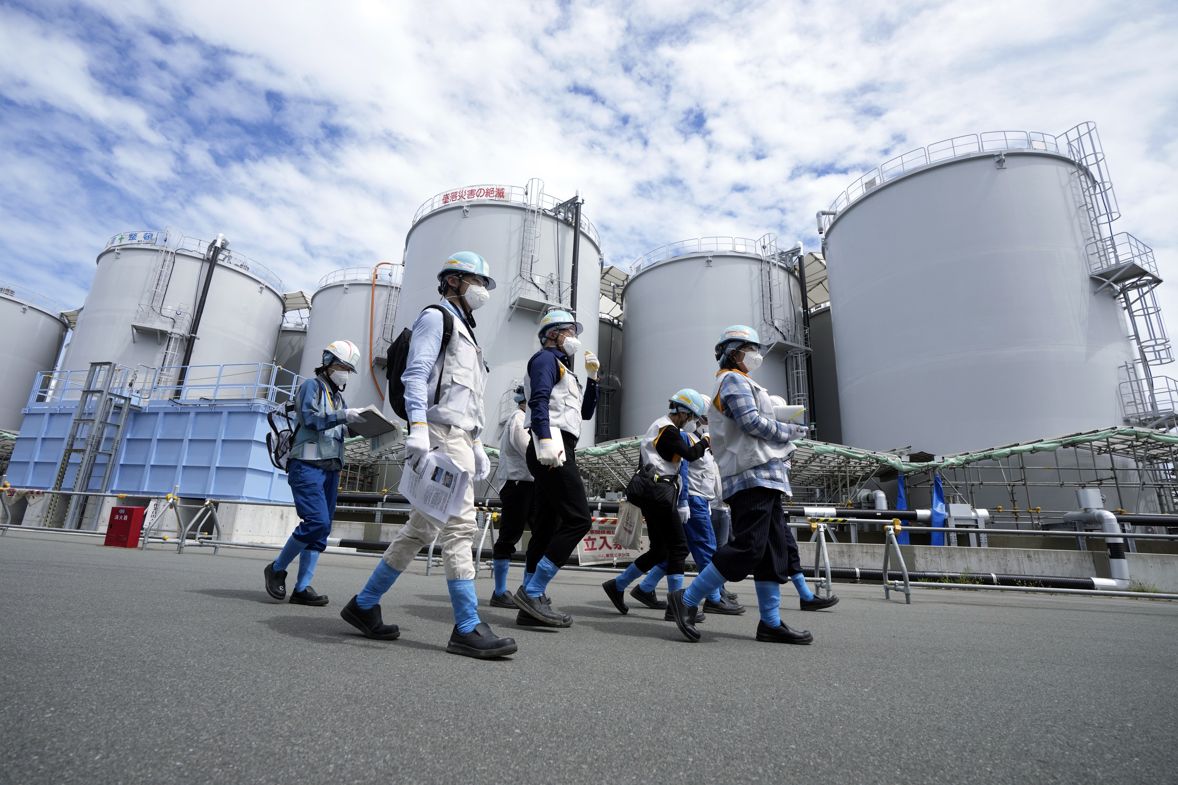 지난 8월 27일 도쿄전력이 후쿠시마 제1원전 오염수 방류 후 처음으로 외신에 방류 시설 등을 공개한 가운데 도쿄전력 관계자들과 취재진이 오염수가 저장된 K4 탱크 주변을 지나가고 있다. 후쿠시마 공동취재단