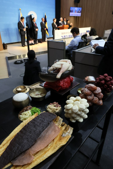 성균관 의례정립위원회가 2일 국회 소통관에서 2023 전통제례바로알리기 기자회견을 열고 현대 사회 특성 등을 고려한 제사 권고안과 전통제례 보존을 위한 방안을 발표하고 있다. 2023.11.2 연합뉴스