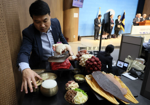 성균관 의례정립위원회가 2일 국회 소통관에서 2023 전통제례바로알리기 기자회견을 열고 현대 사회 특성 등을 고려한 제사 권고안과 전통제례 보존을 위한 방안을 발표하고 있다. 2023.11.2 연합뉴스