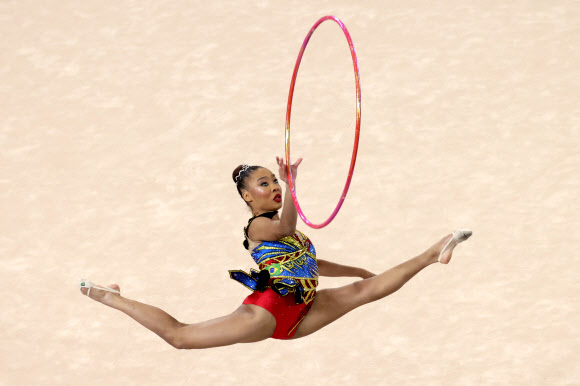 1일(현지시간) 칠레 산티아고에서 열린 2023 팬아메리칸 게임에서 브라질의 조반나 산토스가 리듬체조 개인 후프 경기를 선보이고 있다. EPA 연합뉴스